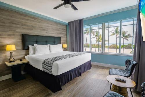 um quarto de hotel com uma cama e uma grande janela em Colony Hotel em Miami Beach