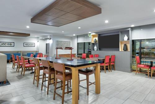 a dining room with a table and chairs at Holiday Inn Express Hillsboro I-35 by IHG in Hillsboro