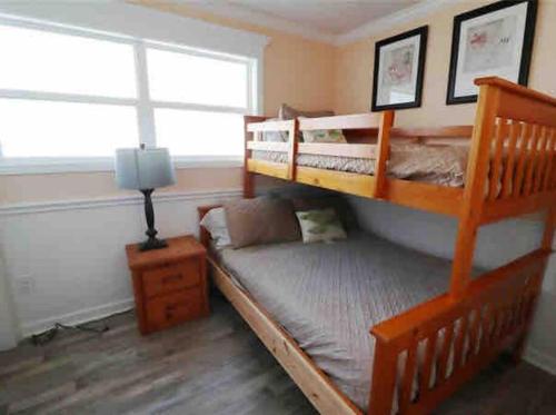 um quarto com 2 beliches e uma janela em Athena's Oceanfront Haven em Surfside Beach