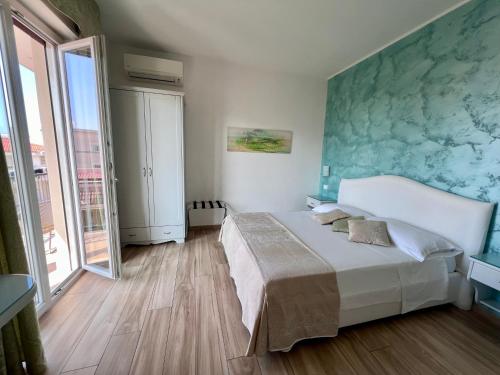 1 dormitorio con 1 cama con pared azul en Bella Tropea Accommodation en Tropea