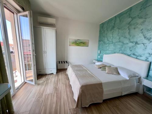 A bed or beds in a room at Bella Tropea Accommodation