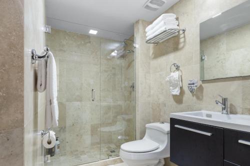 La salle de bains est pourvue d'une douche, de toilettes et d'un lavabo. dans l'établissement Good vibes, lovely sea and Breeze OASIS at Eagle Beach ARUBA, à Palm-Eagle Beach