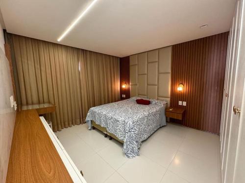 um quarto com uma cama no meio em Casa com 3 quartos e piscina - 8 min da Praia em São José de Ribamar