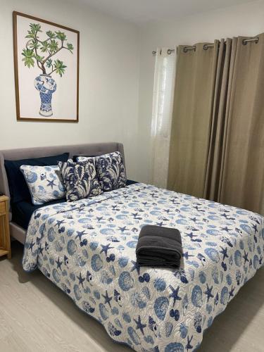 Säng eller sängar i ett rum på Blue Lagoon Modern Home