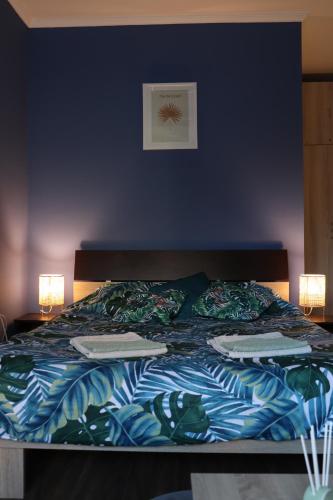 Un dormitorio con una cama con dos libros. en Center Apartment Dunja, en Subotica