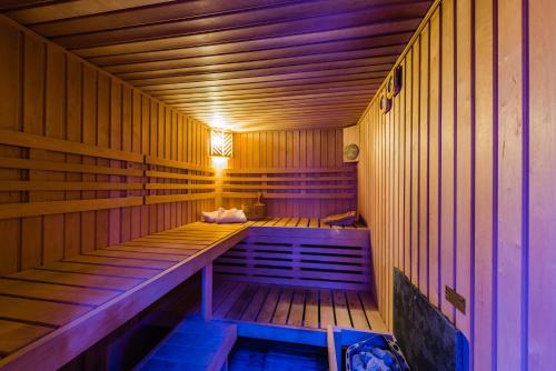 a wooden sauna with a bench in the middle at Hotel Au Soleil in Saint Vincent