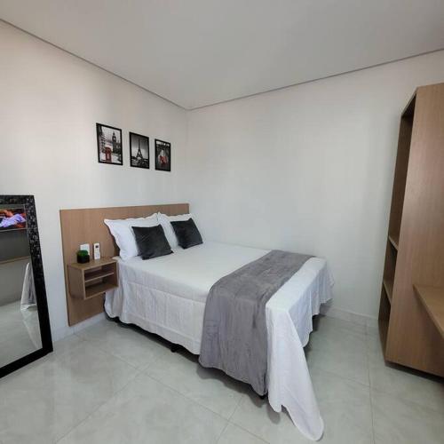 um quarto com uma cama grande num quarto em Apartamento mobilhado,5 minutos do aeroporto em Marabá