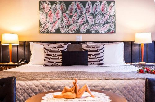 a bedroom with a large bed with two lamps at Pousada Cavaleiro dos Pireneus in Pirenópolis