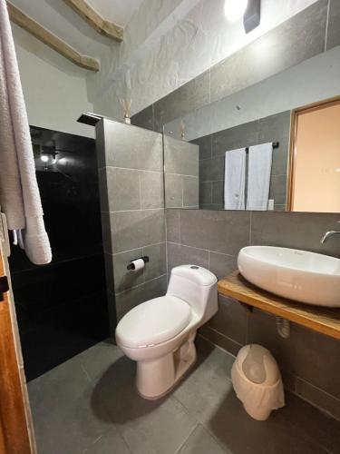 A bathroom at Finca Hotel el Valhalla