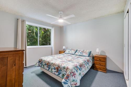 Schlafzimmer mit einem Bett und einem Fenster in der Unterkunft Skyline Unit 12 in Gold Coast