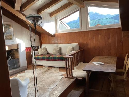 sala de estar con sofá y mesa en Mansarda nel centro di Cortina, en Cortina dʼAmpezzo