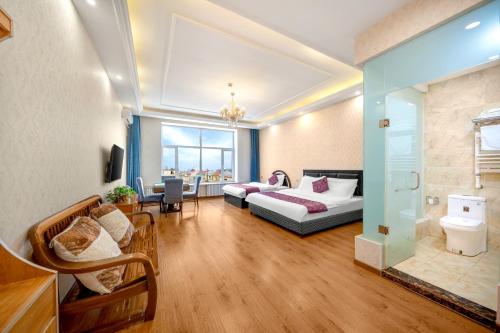 a hotel room with a bed and a living room at Harbin Binpeng Inn - Harbin Taiping International Airport in Taipingzhuang