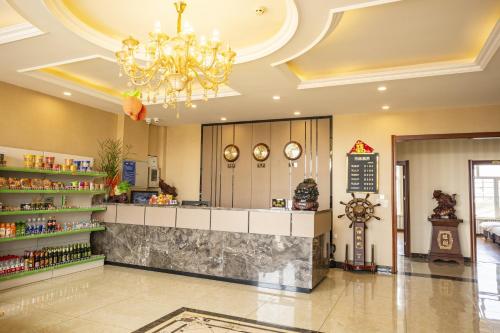 um lobby de uma loja com um lustre em Harbin Binpeng Inn - Harbin Taiping International Airport em Taipingzhuang
