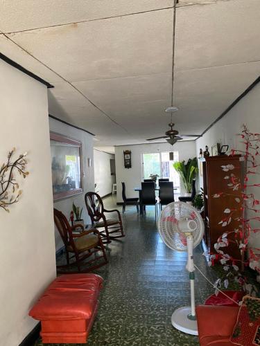 a living room with chairs and a table at Habitación Cerca de aeropuerto in Cartagena de Indias