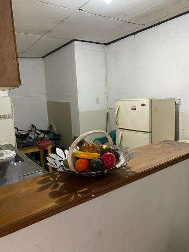 a bowl of fruit on a counter in a kitchen at Habitación Cerca de aeropuerto in Cartagena de Indias