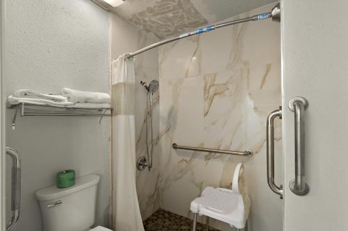 y baño blanco con ducha y aseo. en Knights Inn - Belton/Temple en Belton