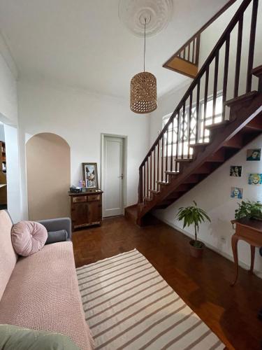 een woonkamer met een bank en een trap bij Casa Teresa in Rio de Janeiro