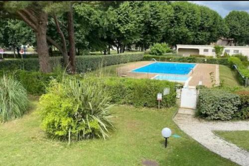 Πισίνα στο ή κοντά στο Studio du port avec terrasse, parking privatif, piscine dans résidence , wifi, ménage compris