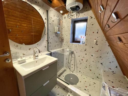y baño con lavabo y ducha. en Holiday Home Dana Kopaonik en Kopaonik