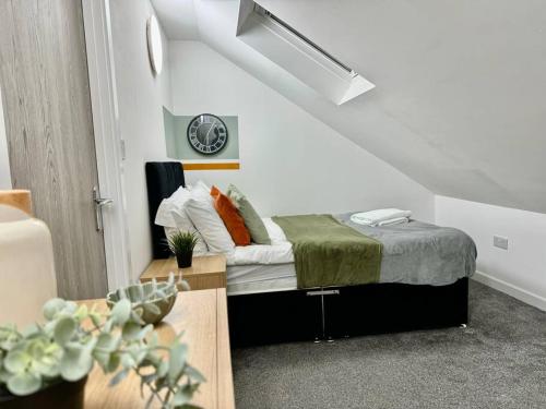 um pequeno quarto com uma cama num sótão em Stylish one bedroom & a sofa bed em Cardiff