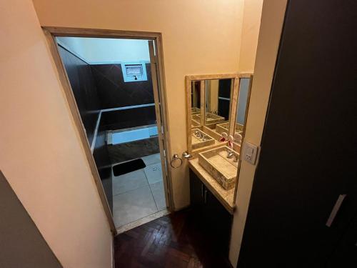 een badkamer met een wastafel en een spiegel bij Departamento Romano’s in Santiago del Estero