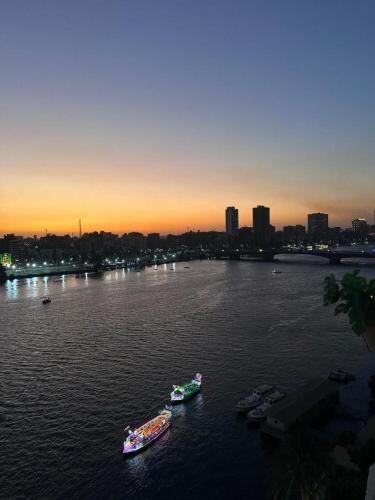 - un groupe de bateaux dans l'eau au coucher du soleil dans l'établissement شقه فندقيه عائليه اطلاله على النيل بانوراما, au Caire