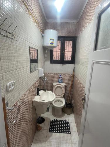 La petite salle de bains est pourvue de toilettes et d'un lavabo. dans l'établissement Studio makram Ebid, au Caire