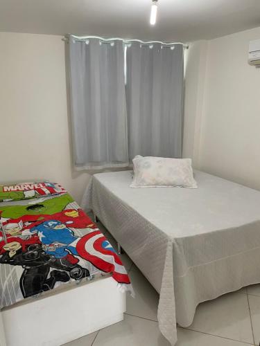 1 Schlafzimmer mit 2 Einzelbetten und einem Fenster in der Unterkunft Mar e Sol Residencial em Jacuma PB in Conde