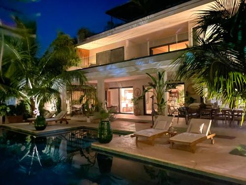 une villa avec une piscine la nuit dans l'établissement Villa YEMAYA - Suite bungalow indépendant, à Ngaparou