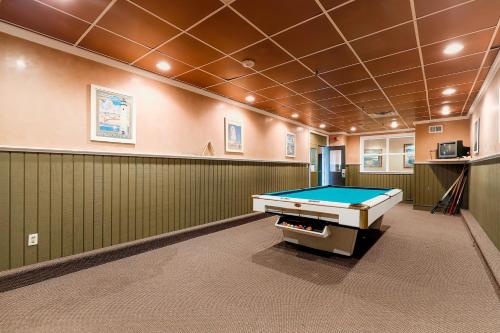 a room with a pool table in it at Sea Watch V in Ocean City