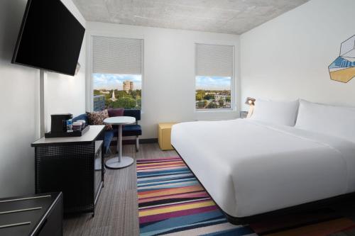Ένα ή περισσότερα κρεβάτια σε δωμάτιο στο Aloft Delray Beach