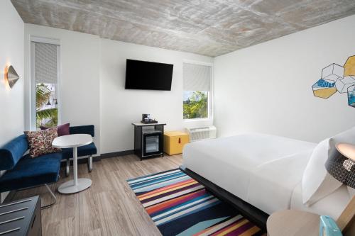 Ένα ή περισσότερα κρεβάτια σε δωμάτιο στο Aloft Delray Beach