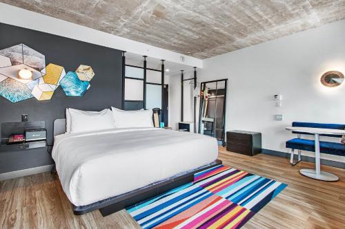 Ένα ή περισσότερα κρεβάτια σε δωμάτιο στο Aloft Delray Beach