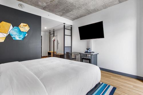 Ένα ή περισσότερα κρεβάτια σε δωμάτιο στο Aloft Delray Beach