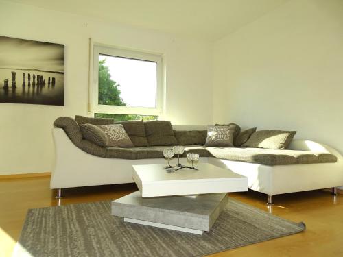 Uma área de estar em Schöne Wohnung bis zu 6 Personen in Herzen von Rudersberg