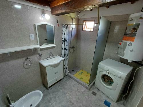 bagno con lavandino e lavatrice di Posada El Maiten a Trevelin