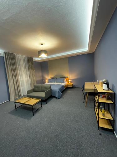 a living room with a bed and a couch at Hotel Residenz Luxury - Outletcity - Parken - Klima - 24h Check-In in Metzingen