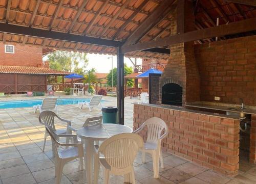 Der Swimmingpool an oder in der Nähe von Chalé da Serra - bem equipado e aconchegante para 10 pessoas em Gravatá/PE