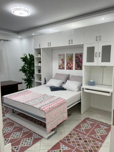 ein Schlafzimmer mit einem großen Bett und weißen Schränken in der Unterkunft شقة في قلب القاهرة الجديدة تطل على شارع التسعين الشمالي in Kairo