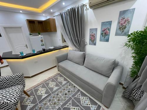 a living room with a couch and a kitchen at شقة في قلب القاهرة الجديدة تطل على شارع التسعين الشمالي in Cairo