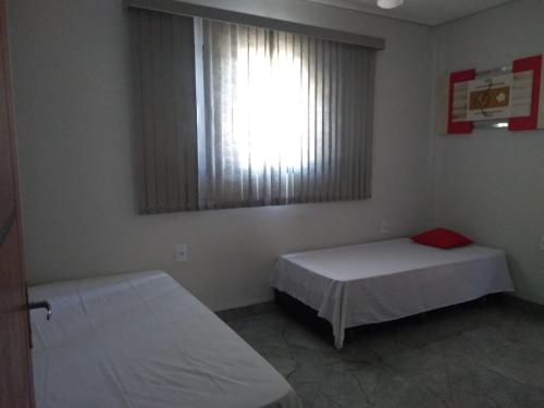 1 Schlafzimmer mit 2 Betten und einem Fenster in der Unterkunft Área de Lazer e Hospedagem completa in Ribeirão Preto