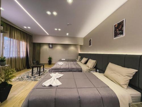 una habitación de hotel con 2 camas en una habitación en Holy Sheet Plus en El Cairo