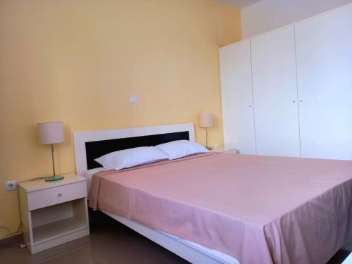 1 dormitorio con 1 cama grande con colcha rosa en Apartamento em Santa Maria- Espaçoso&Confortável en Santa María