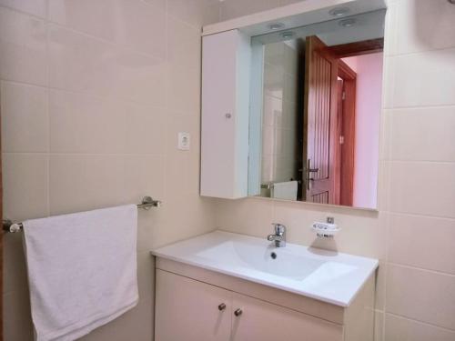y baño con lavabo blanco y espejo. en Apartamento em Santa Maria- Espaçoso&Confortável en Santa María