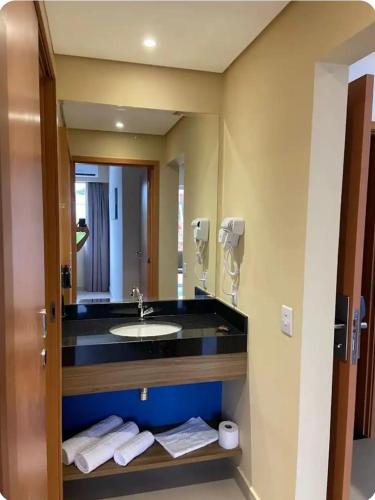 a bathroom with a sink and a mirror at Quarto hotel Thermas São Pedro in São Pedro