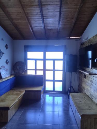 een woonkamer met 2 banken en een televisie bij Villa Claudia in Villa de Leyva