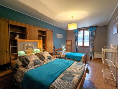 a bedroom with two beds with blue walls at Gîte Saulmory-Villefranche, 4 pièces, 6 personnes - FR-1-585-15 