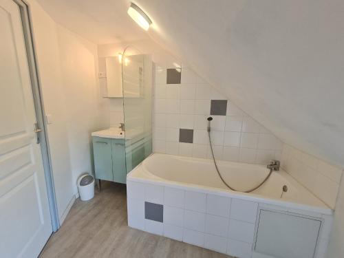 Baño blanco con bañera y lavamanos en Gîte Vieilles-Maisons-sur-Joudry, 7 pièces, 7 personnes - FR-1-590-88, en Vieilles-Maisons-sur-Joudry