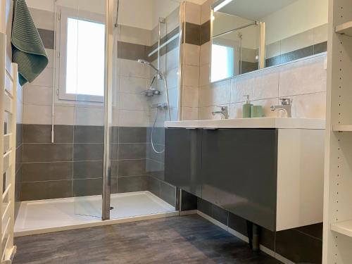 a bathroom with a shower and a sink at Gîte rénové au cœur du Vignoble Nantais, proche Hellfest, terrasse, jardin clos, parking, vélos à dispo - FR-1-306-1230 in Clisson