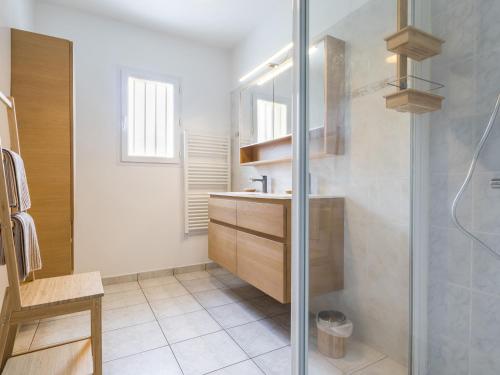 Kúpeľňa v ubytovaní Maison Calme avec Jardin Clos, Près de Pornic et Nantes, Wifi et Équipements Bébé Inclus - FR-1-306-1239